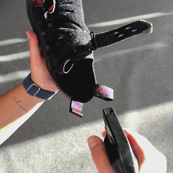 Kletterschuh wird dem biologischen Schuhreiniger und Geruchskiller Rock Fresh eingesprüht