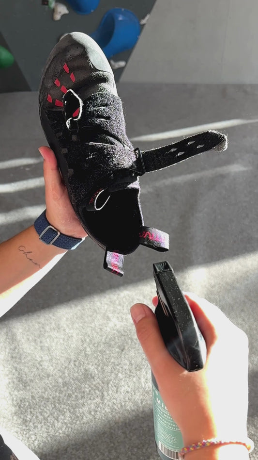 Kletterschuh wird dem biologischen Schuhreiniger und Geruchskiller Rock Fresh eingesprüht