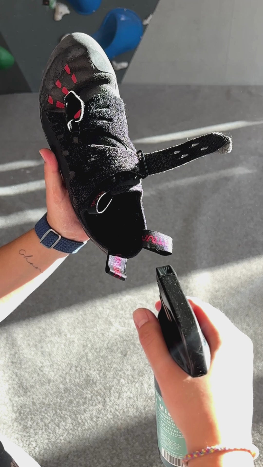 Kletterschuh wird dem biologischen Schuhreiniger und Geruchskiller Rock Fresh eingesprüht